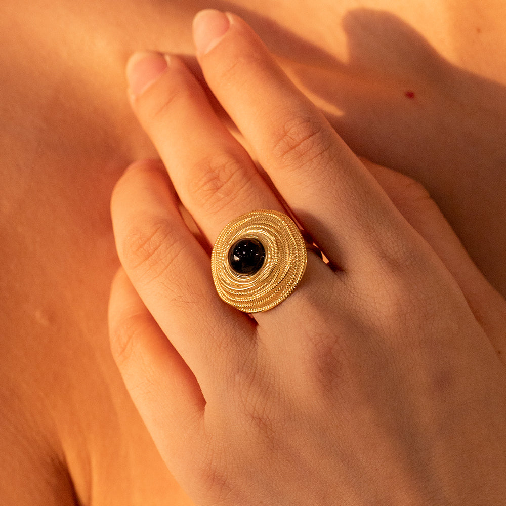 Ring geometrisch mit schwarzer Kugel in Edelstahl - 18k vergoldet